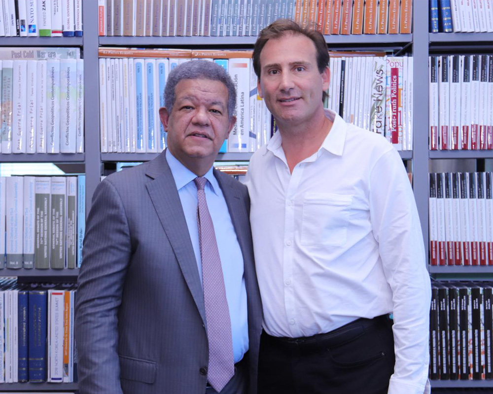 El expresidente Leonel Fernández recibe a Nicolás Delrieu en la sede de Funglode